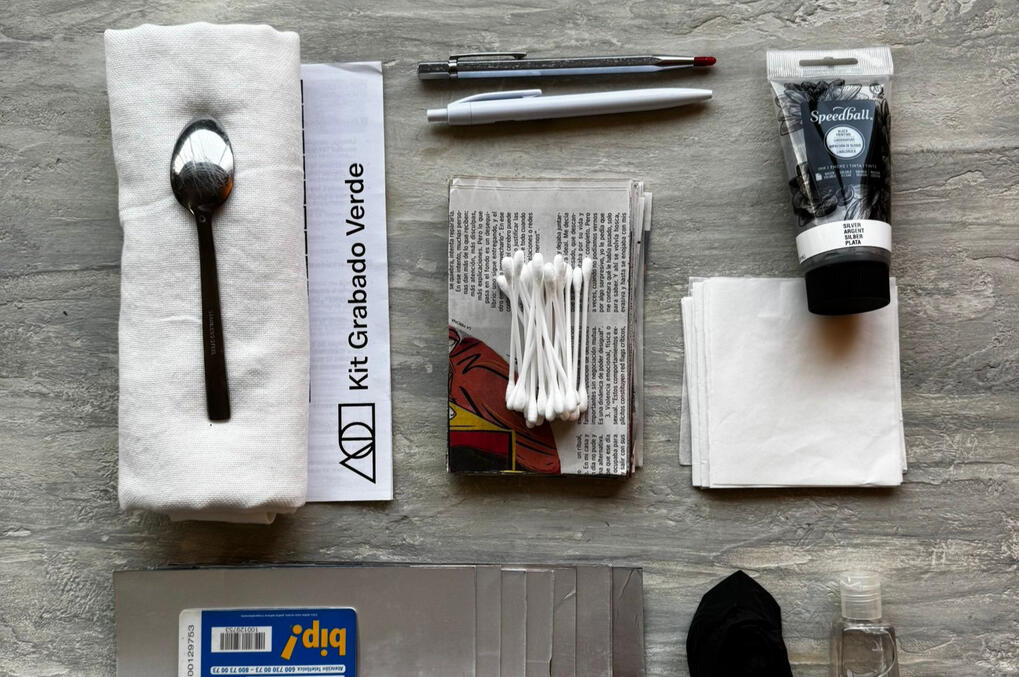 Un kit que tiene todas las herramientas e insumos para hacer grabado sustentable o verde